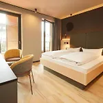Zum Goldenen Hirsch Hotel 4*