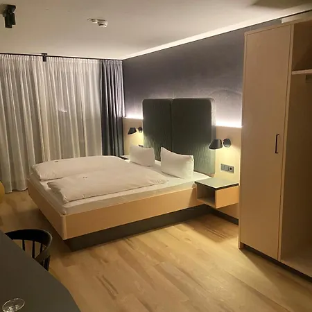 Zum Goldenen Hirsch فندق